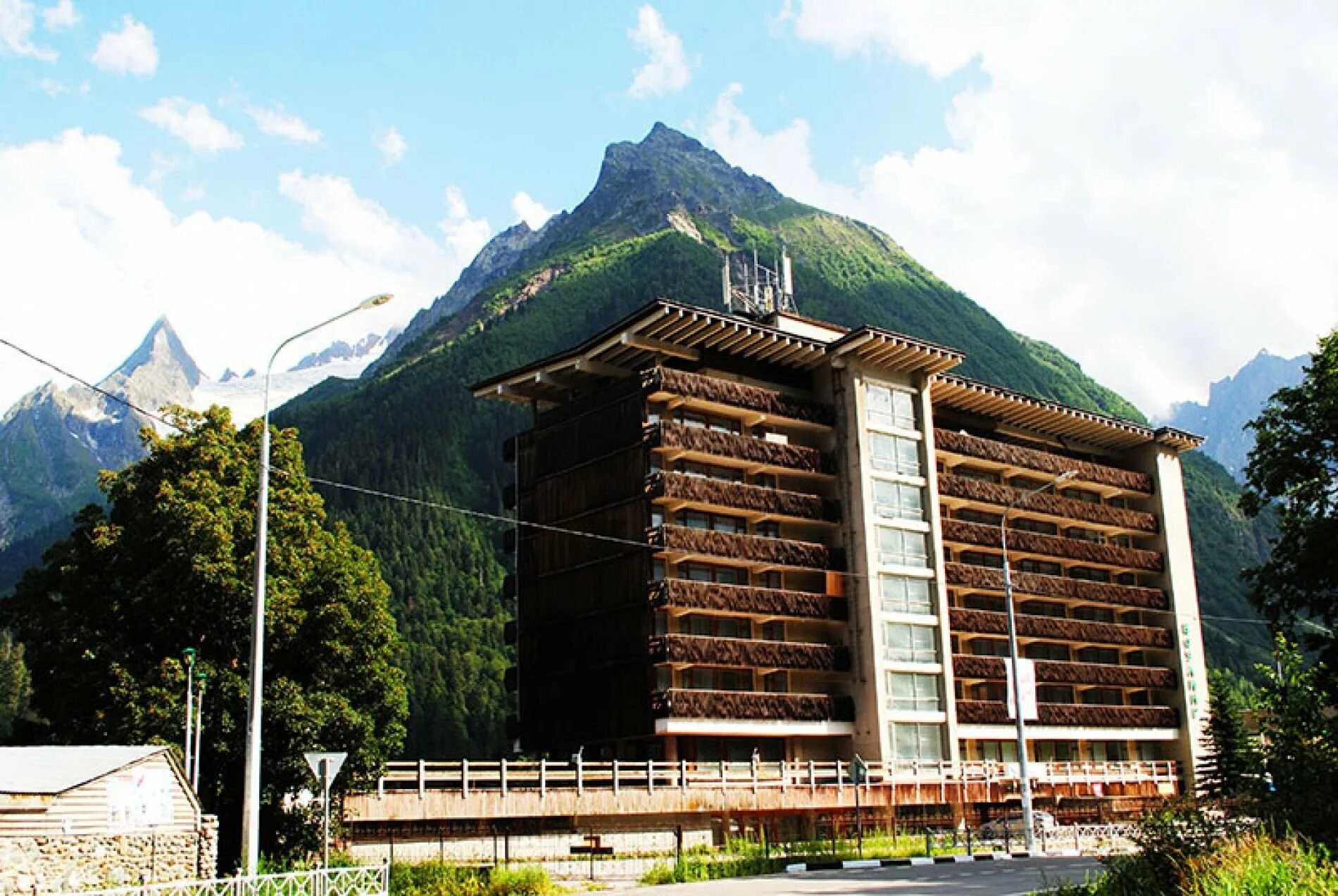 Отель горные вершины домбай. Горы гималаи. Домбай ульген гора. Горы кавказа домбай ульген. Горные вершины 3.