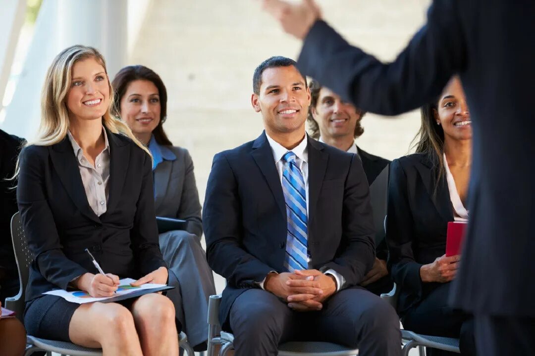 Успешное выступление. Audience aims. Audience aims. Девушка на конференции. Audience aims.