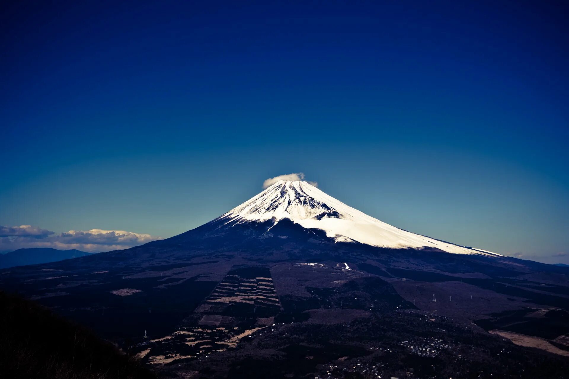 Где находится вулкан фудзияма действующий или потухший. Гора Фудзияма в Японии. Гора Фудзи это вулкан. Гора Fuji Япония. Фудзияма Хонсю.