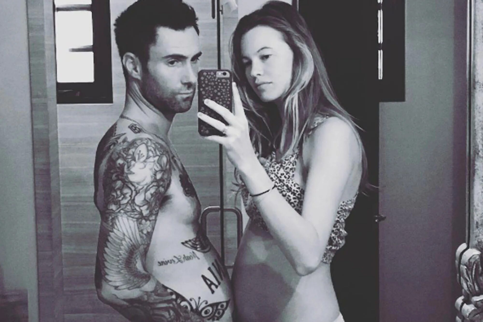 Wife клип. Adam Levine и Бехати Принслу. Бехати Принслу и марун 5. Жена марун 5.