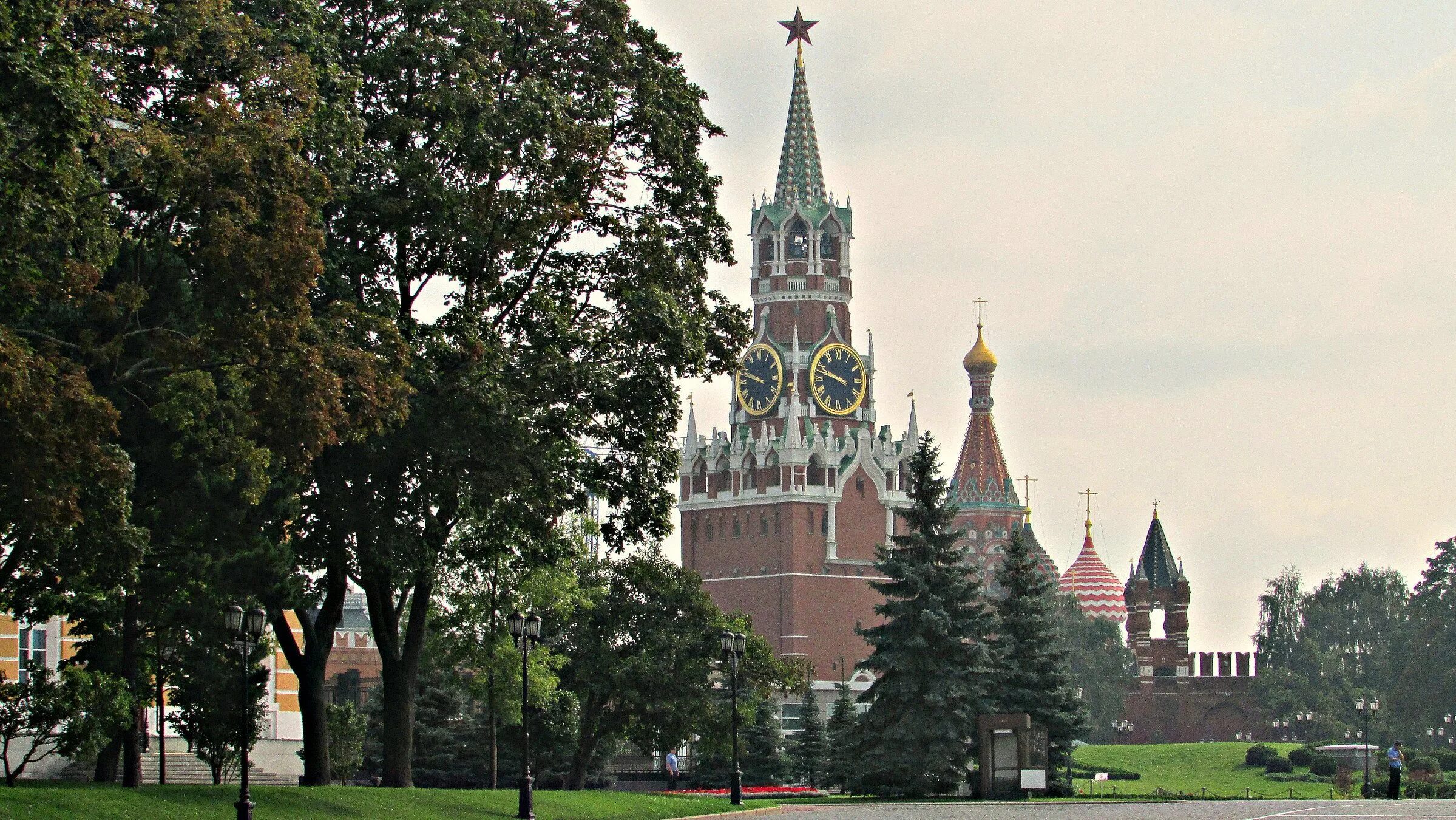 Сады московского кремля. Москва Кремль Тайницкий сад. Тайницкий парк в Кремле. Спасская башня Кремля. Достопримечательности Московского Кремля Тайницкий сад.