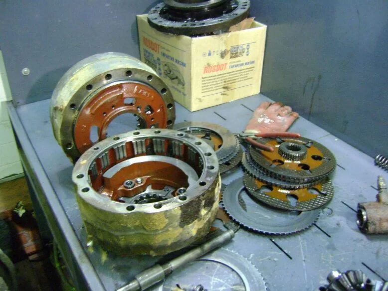 Как разобрать фрикцион. Тормозные фрикционы на амкодор 342. тормозной барабан tcm fd15. тормозная система фронтального погрузчика хундай. фрикционный барабан т-130.