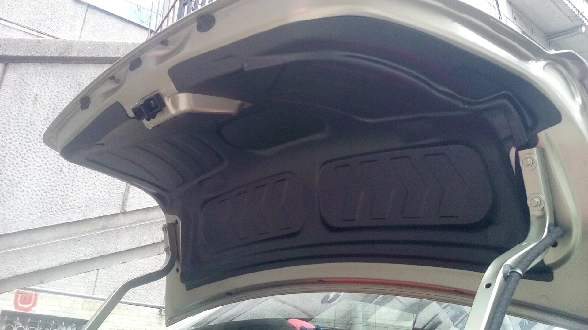 Обивка крышки багажника renault logan 1. Обивка багажника рено логан 2. Renault logan 2 обшивка багажника. Рено логан 1 багажник изнутри. Обшивка багажника рено логан 1.