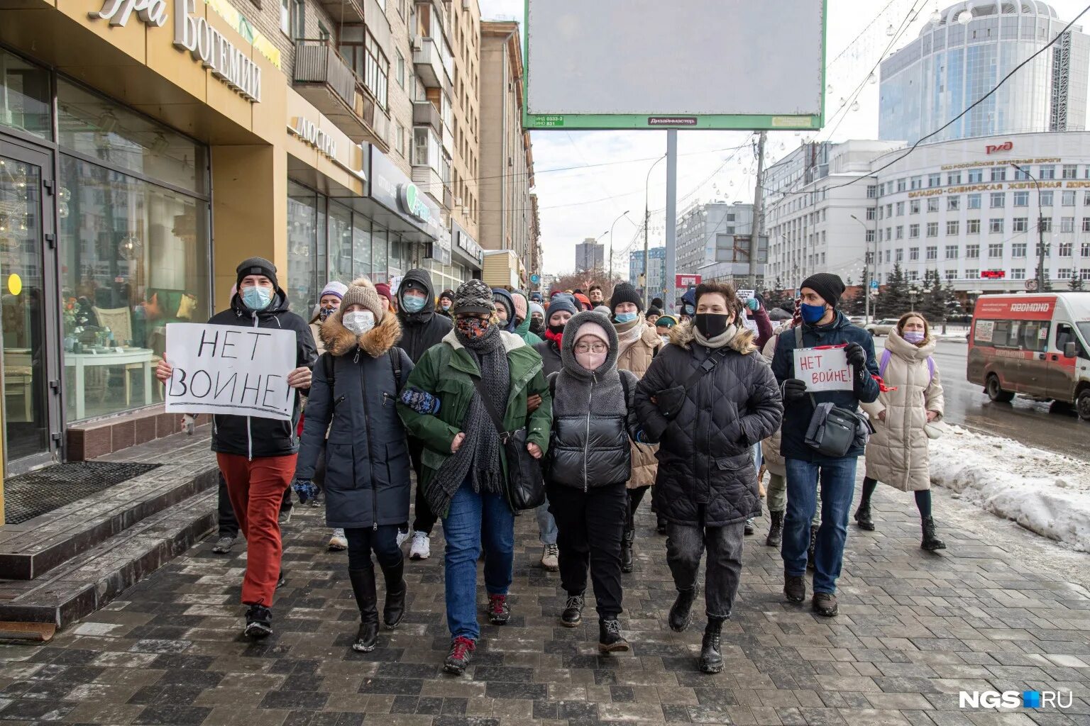 Происшествия в россии новости lenta. Митинг февраля 2022 Новосибирск. Митинг 26 февраля 2022 Новосибирск. Митинг в Новосибирске сейчас. Протесты люди на площадях.