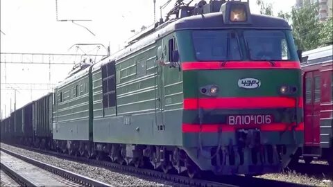 Электровоз с грузовым поездом приветливый машинист
