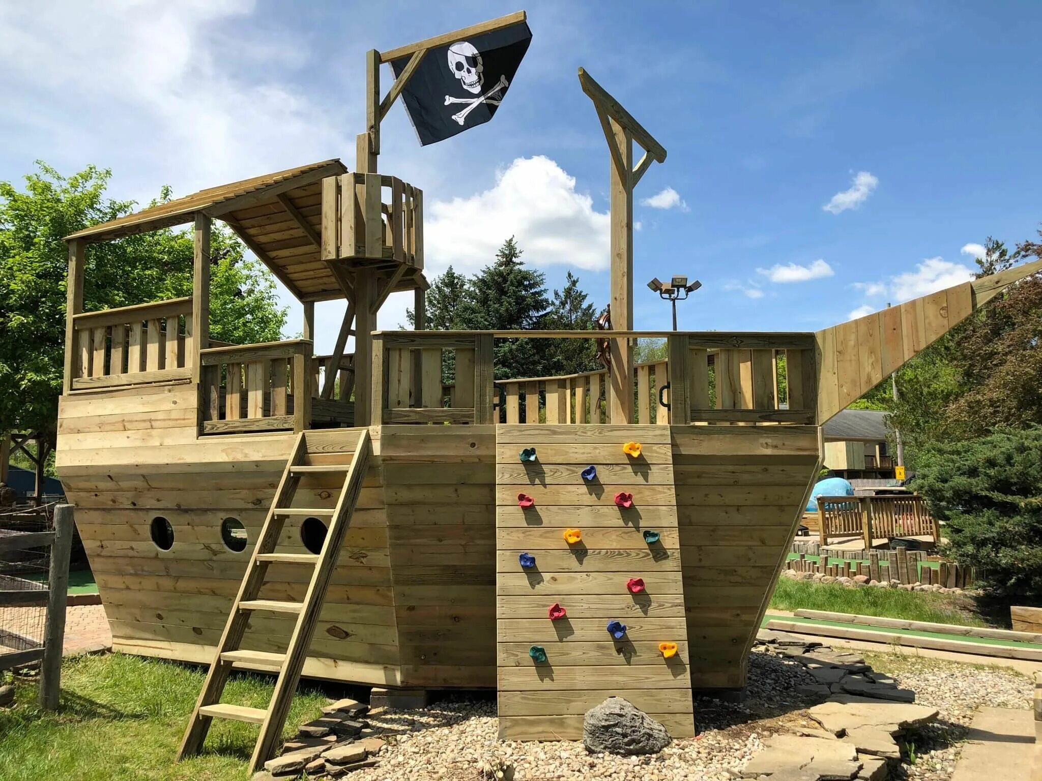 Детская площадка пиратский корабль. Garden ship. Пиратский корабль с горкой. Домик для игр в саду. Винсент каллебо плавучий город.
