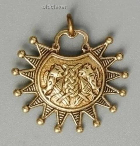 Ажурная бляха пермский звериный стиль. Скифский амулет подвеска грифон. Китайский кулон латунь. Подвеска из латуни. Подвеска латунь.