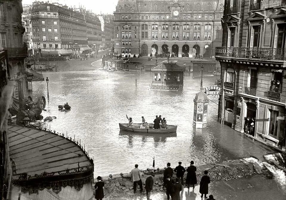 Наводнение в Париже в 1910 году. Париж 1910 наводнение в Париже. Наводнение во Франции 1910 год. Париж 1910 год.