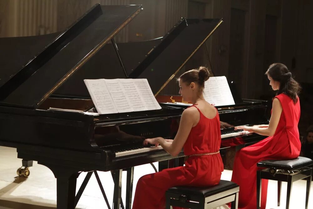 Ада горбунова и виталий гаврук. Фортепиано дуэт. Ермакова фортепианный дуэт. Дуэт на пианино. Людмила берлинская фортепиано.