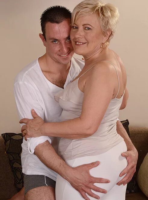 взрослые дамы с молодыми. мама обнимает сына за плечо. взрослые женщины с молодыми. женщины с молодыми мальчиками. взрослые дети обнимают маму.