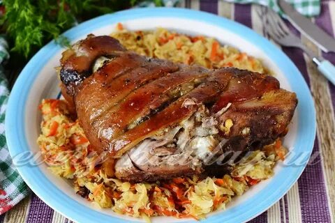 Рулька запеченная с квашеной капустой в духовке