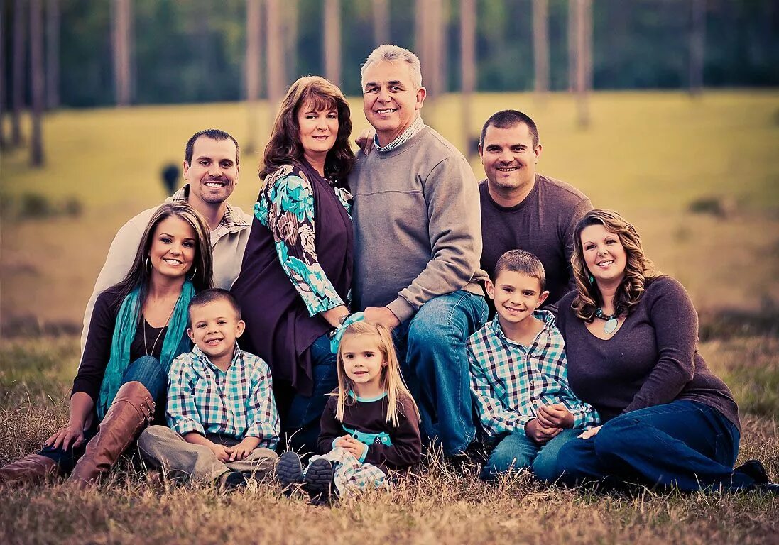 Родственники. Большая семья. Семейная фотосессия. Семейная фотосессия большой семьи. Портрет большой семьи.