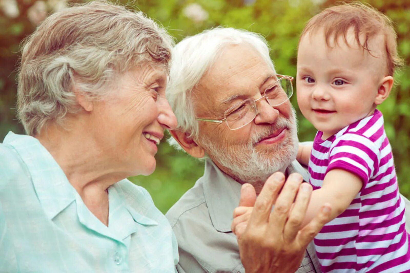 Do your grandparents. Бабушка и дедушка. Бабушка и дедушка с внуком. Бабушка идедеушка и вну. Дедушку и бабушку с внучком.