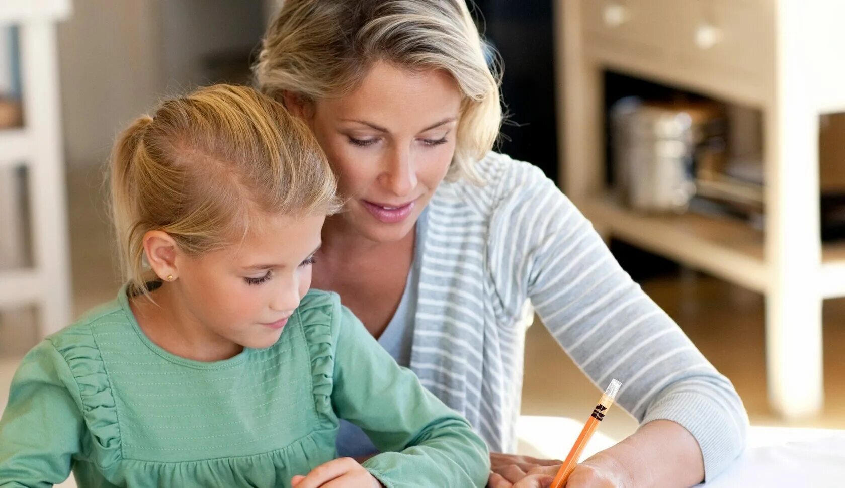 История домашнего обучения. Мама учит ребенка. Родители и дети. Домашнее образование. Семейное образование.