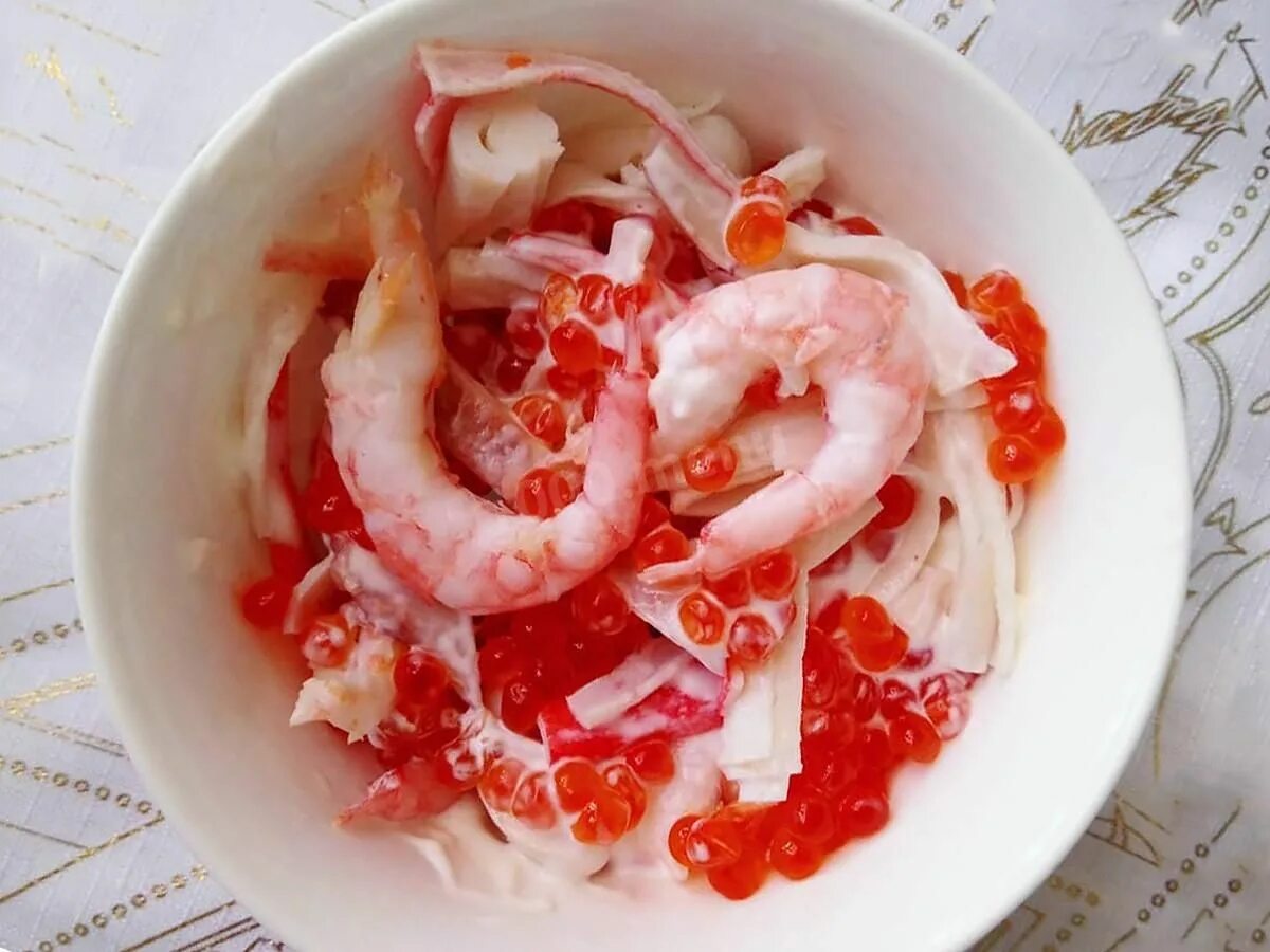 Едят ли кальмары креветок. Салат красное море с креветками и икрой. Салат с креветками и красной икрой. Салат красное море с кальмарами.