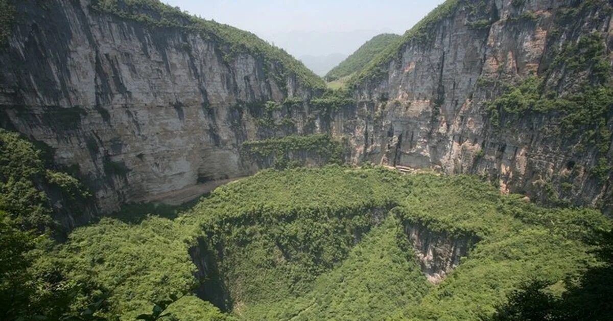 В глубь территории. Карстовые горы Китай. Сяочжай Тянькэн. Небесная яма в Китае. Воронка Сяочжай Тянкен.