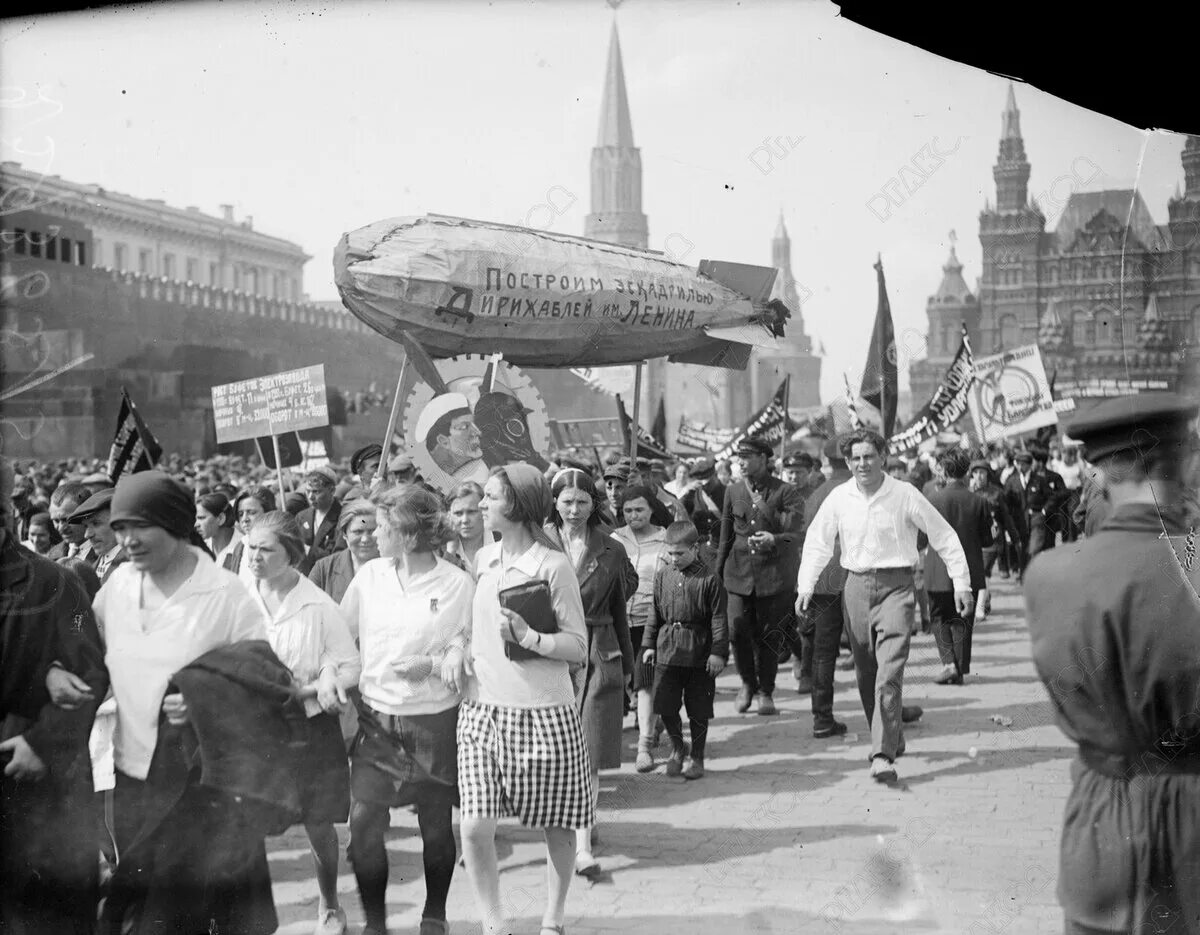 Демонстрация 1 мая в ссср. Первомайская демонстрация 1930-е. Первомай демонстрация СССР 1930. Первомайская демонстрация в СССР Москва.