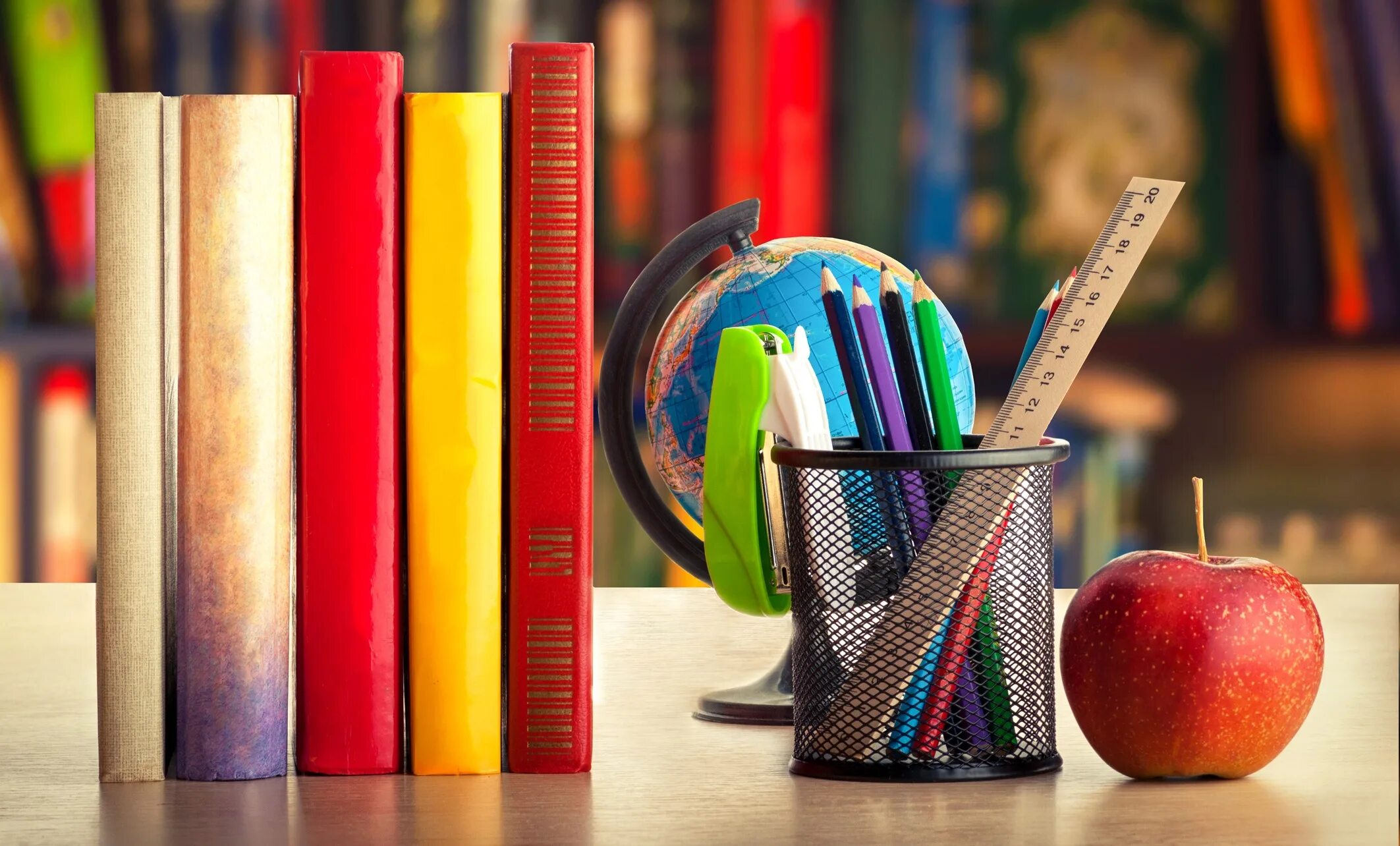 ручки с тетрадками карандаши. карандаши книги тетради. книга карандашом. канцелярские предметы. школьные принадлежности.