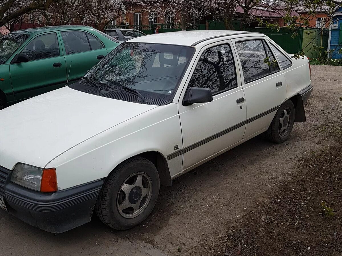 Опель купить куфар. Opel Kadett e седан белый. Опель кадет седан 1992. Opel Kadett 1.6 МТ, 1990,. Опель кадет 1.