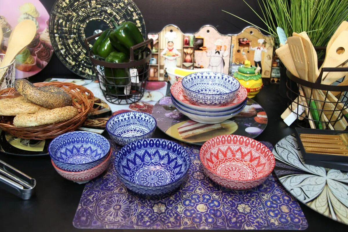 Посуда керамическая цветная. Яркая посуда для кухни. Красивая керамическая посуда. Цветная посуда. Кухня с набором посуды.