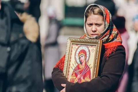 Держит икону