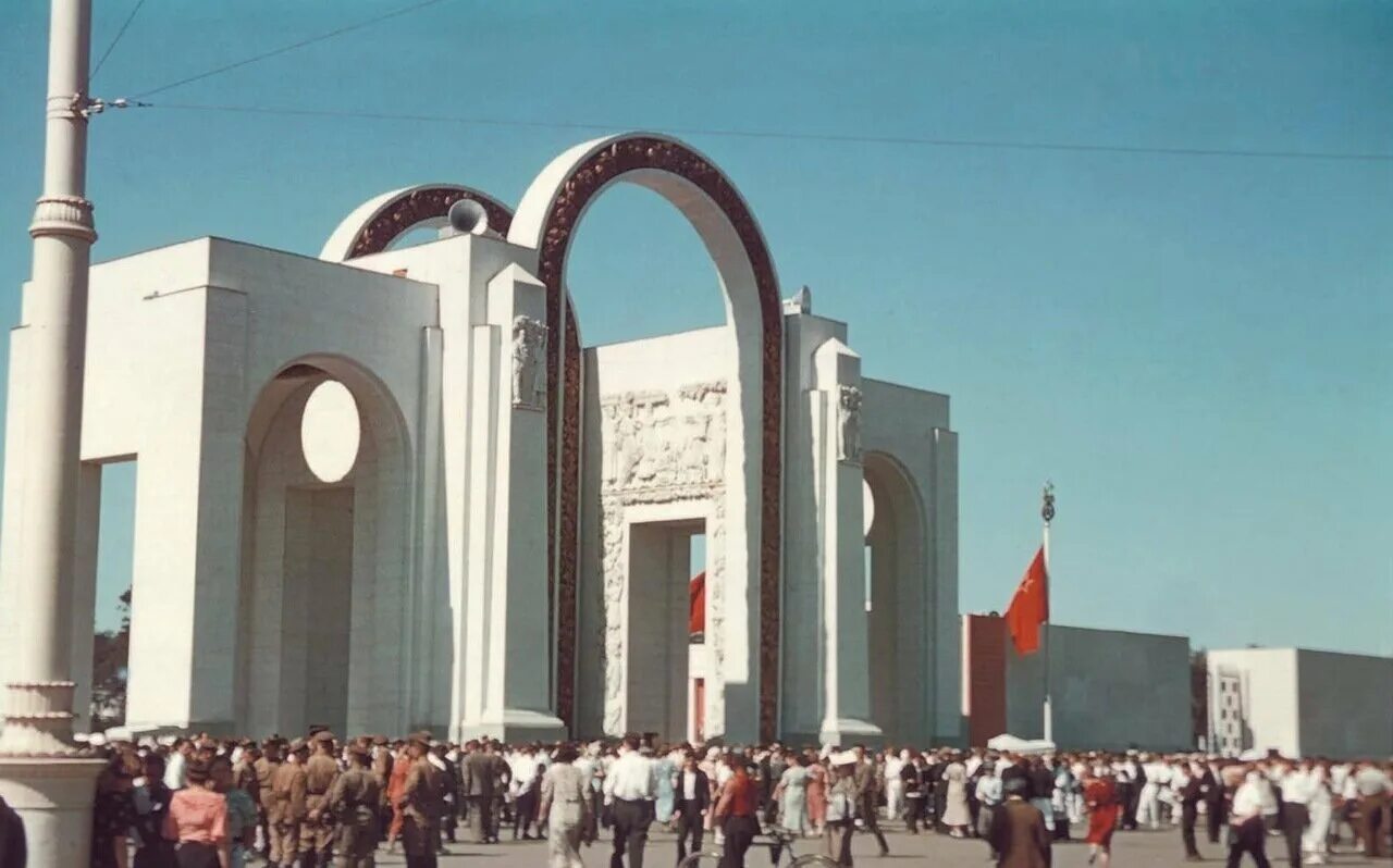 Арка северного входа. Арка главного входа ВСХВ В Москве. ВДНХ Москва 1939. Северные ворота ВДНХ 1939. ВСХВ 1939 арка.