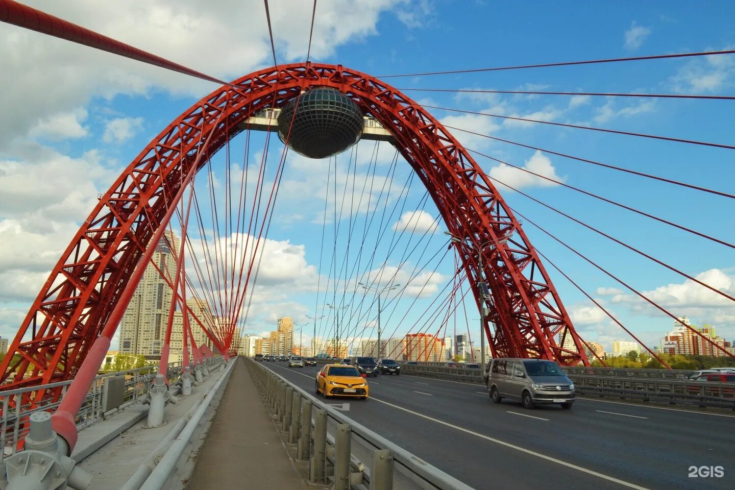 Самый большой мост в москве. Вантовый мост в москве. Живописный мост шумакова. Вантовый мост в москве живописный. Красный вантовый мост в москве.