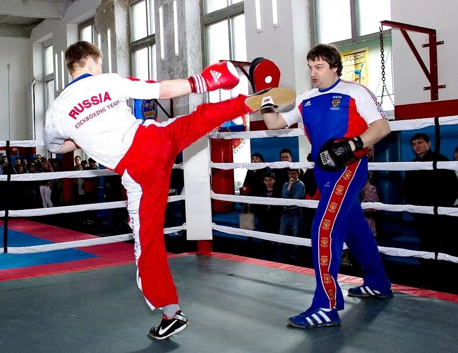 Омск кикбоксинг нокаут. Нокаут омск. Тренировка по боксу на лапах. Клуб нокаут омск. Французский бокс сават город омск.