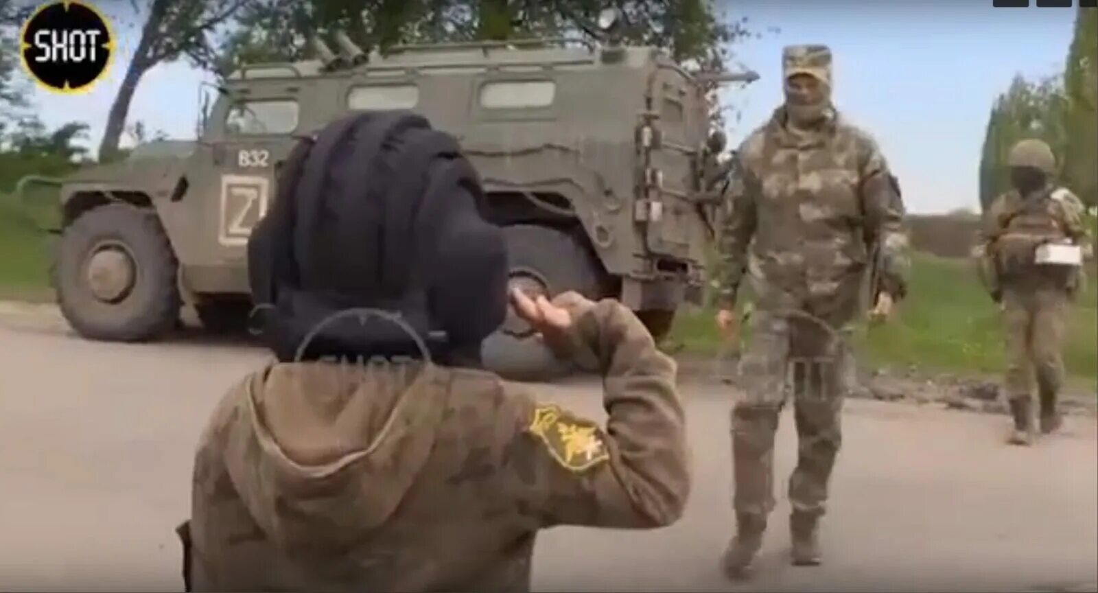 Танк алеша видео с матом. Танкист Леша в Белгородской области. Алеша танкист Белгород. Мальчик встречает колонну военных. Zov спецоперация.