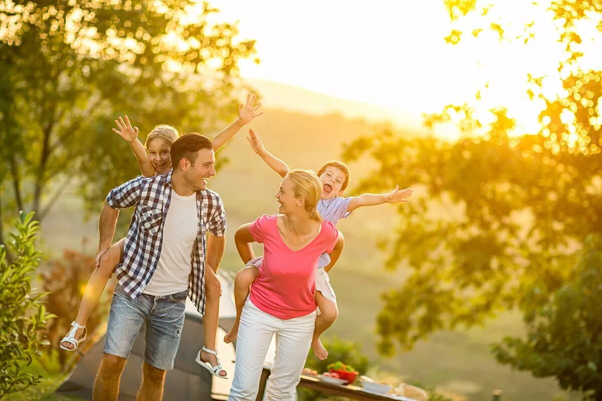 Friends family weekend. Счастливая семья на природе. Счастливые люди на природе. Семья летом. Счастлива ЯЕСМЬЯ на природе.