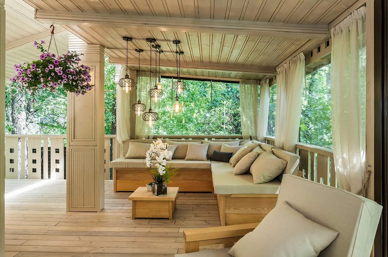 интерьер террасы. интерьер веранды в частном доме в деревне. интерьер открытой веранды на даче. красивые террасы и веранды. веранда тюдор интерьер.