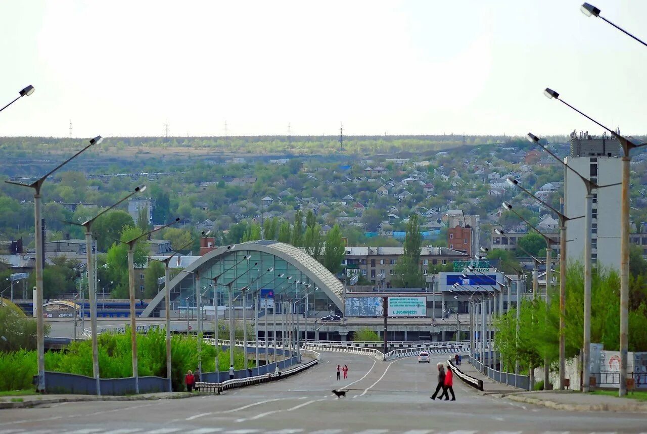 Россия г луганск. Город Луганск Украина. Достопримечательности Луганска ЛНР. Микрорайон "городок" в Луганске. Луганск центр города.