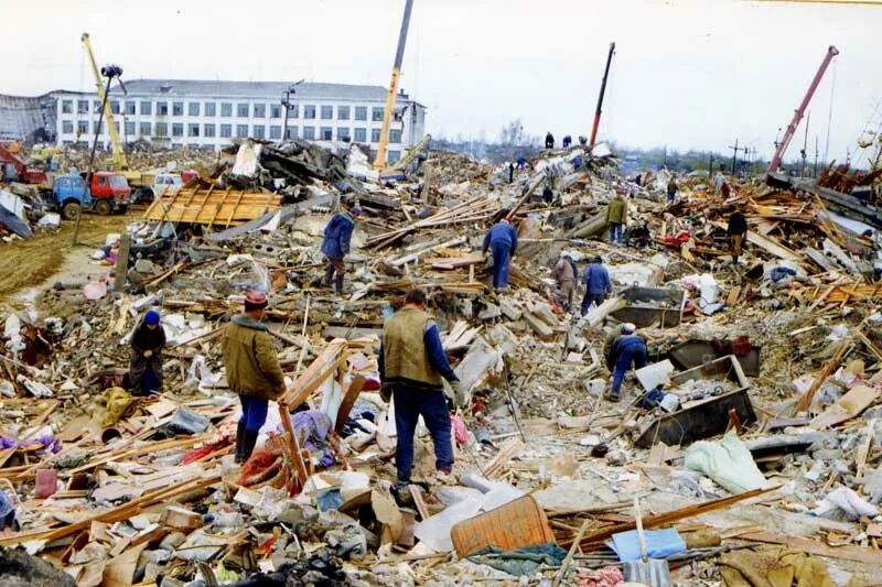 Сахалинское землетрясение. Нефтегорск землетрясение 1995. Землетрясение Нефтегорск землетрясение 1995. Землетрясение 1995 года в Нефтегорске.