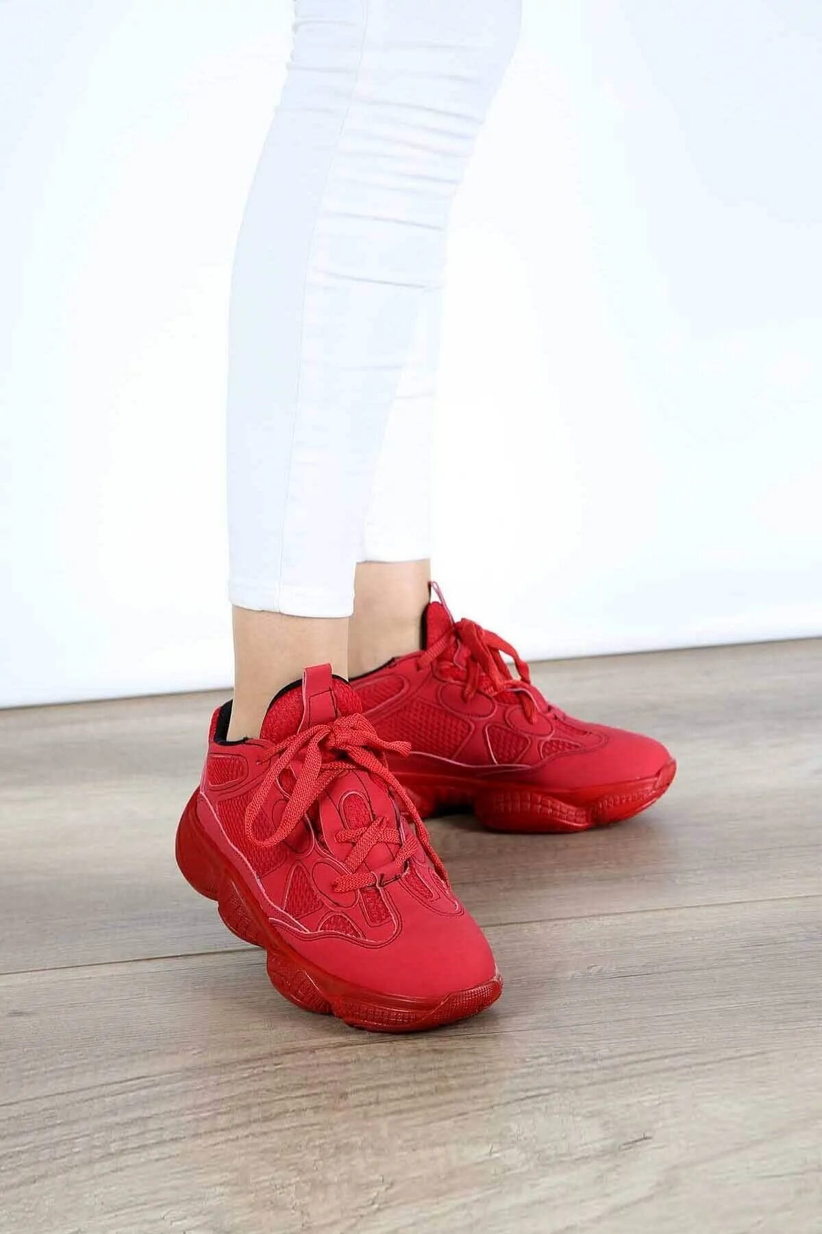 Nike shox r2. Hugo boss кроссовки женские бело красные. Кроссовки с красной вставкой. Tn nike кроссовки красные. Adidas winterized кроссовки красные.