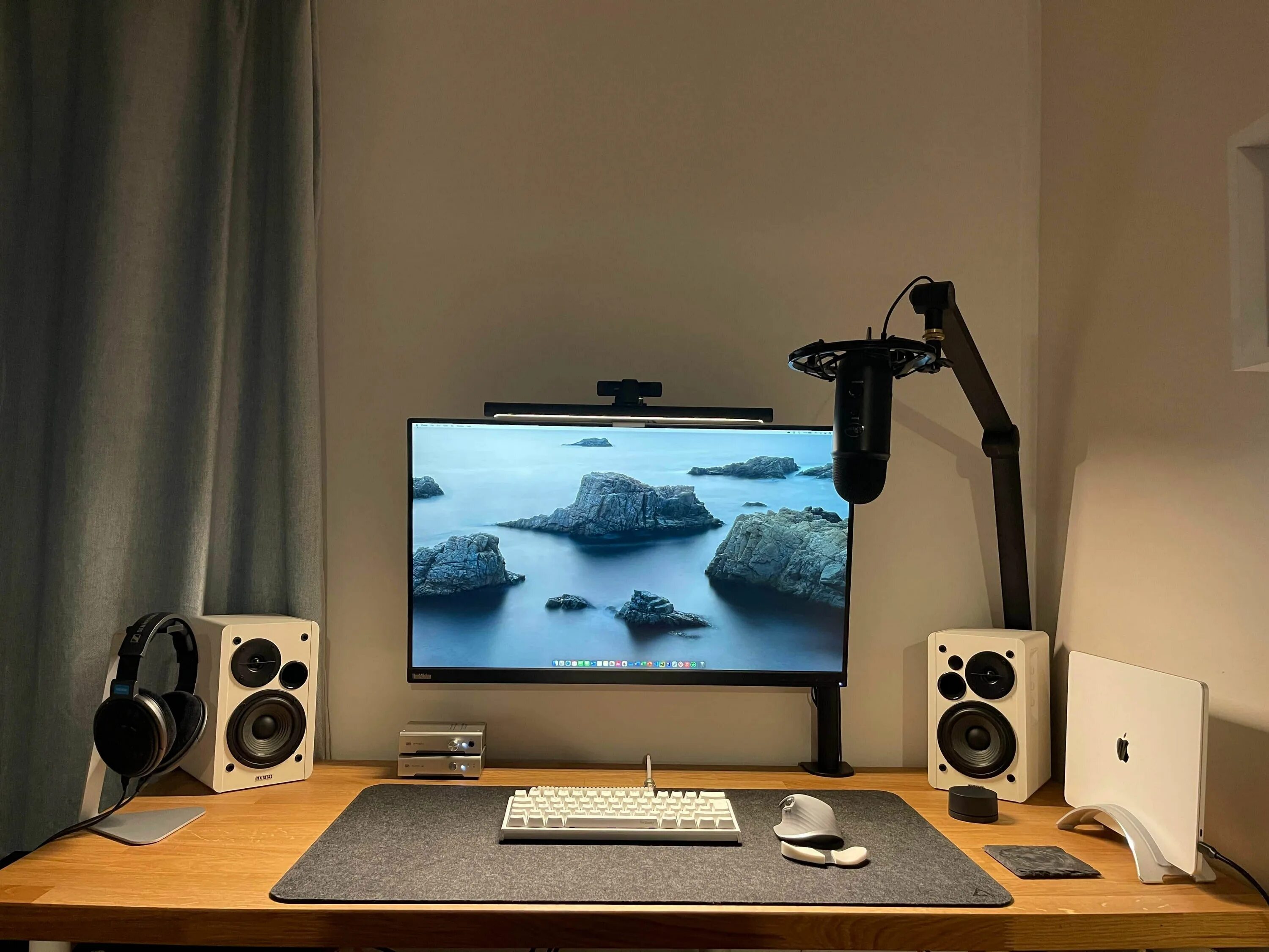 Make setup. Omnidesk. 47 inch desk setup.