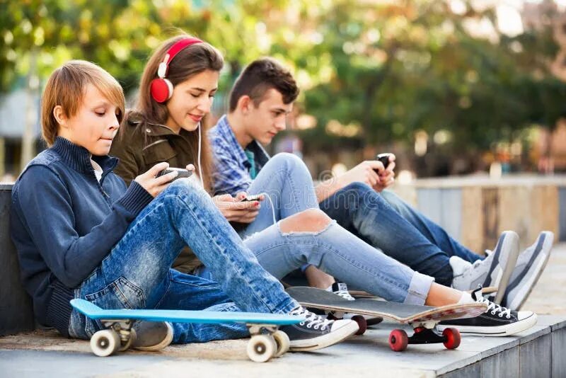 3 teenagers one. Young people. Подросток идет по улице. Teenagers have fun. Немецкие тинейджеры.