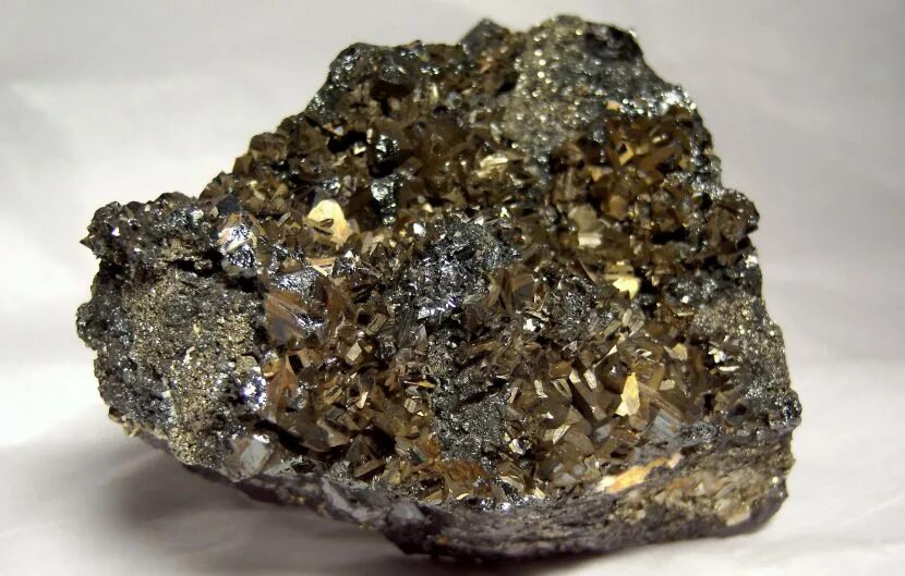 Халькопирит минерал меди. Медный Колчедан минерал. Халькопирит (медный Колчедан) – cufes2. Пирит и халькопирит. Самая богатая руда