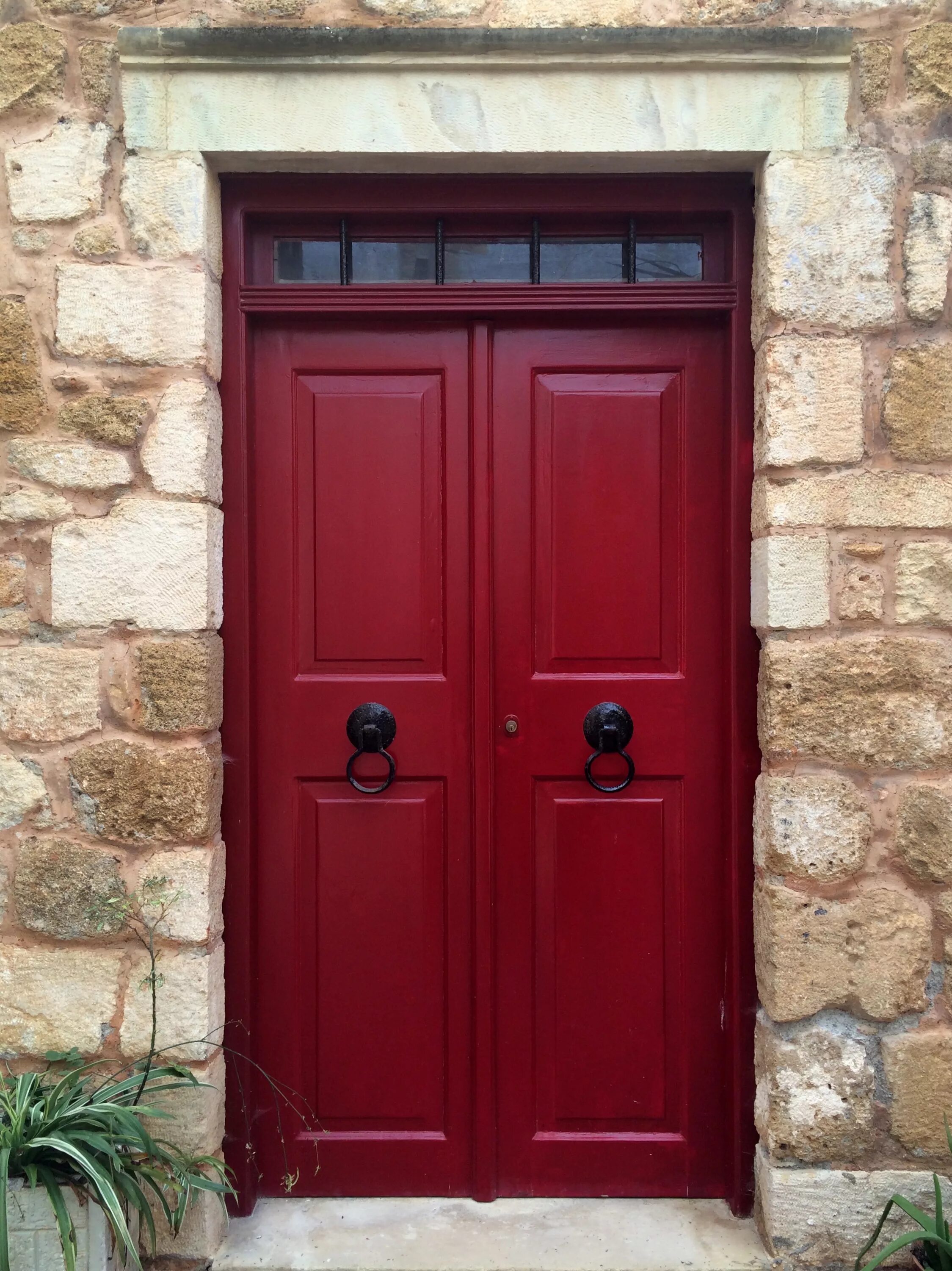 Старинная дверь. Красная входная дверь. Красная деревянная дверь. Двери в английском стиле.