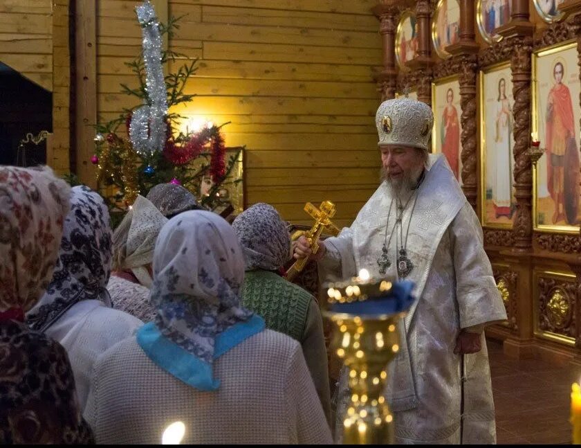Цвет одежды священников на рождество. Храм рождества христова казанской епархии. храм рождества христова казанская митрополия. рождественское одеяние в церкви. одежда на рождество в храме.
