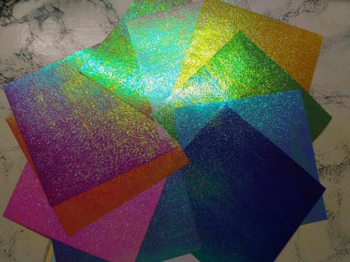 что сделать из блестящей бумаги. что сделать из блестящей бумаги. елочка из блестящей оберточной бумаги. поделки из блястящий бумаги. блестящая бумага для поделок.