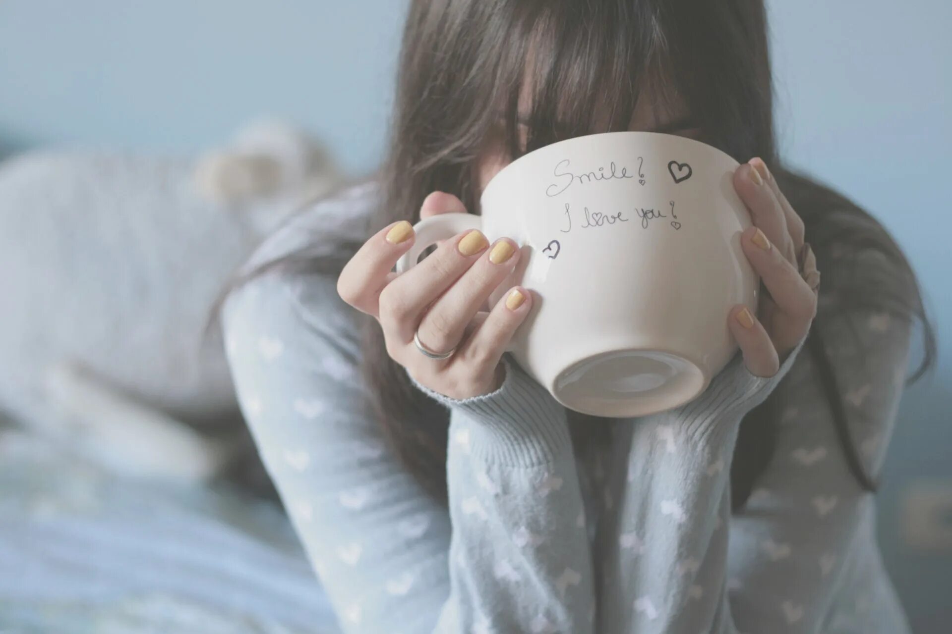 Mood lot. Чашка в руках. Девушка с чашкой кофе. Кружка рука. Кружка чая в руках.