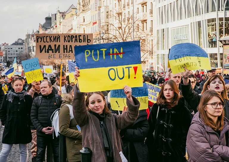 Митинг в Чехии в поддержку Украины. Россия и Украина единый народ. Украинец в Москве на митинге. Протесты в Праге в поддержку России. Покажи митинг