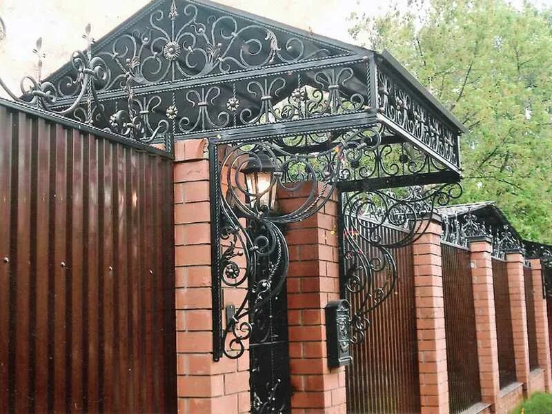 Над калиткой. Деревянные ворота с навесом. Козырек над калиткой. Козырек над калиткой. Навес над калиткой ковка.