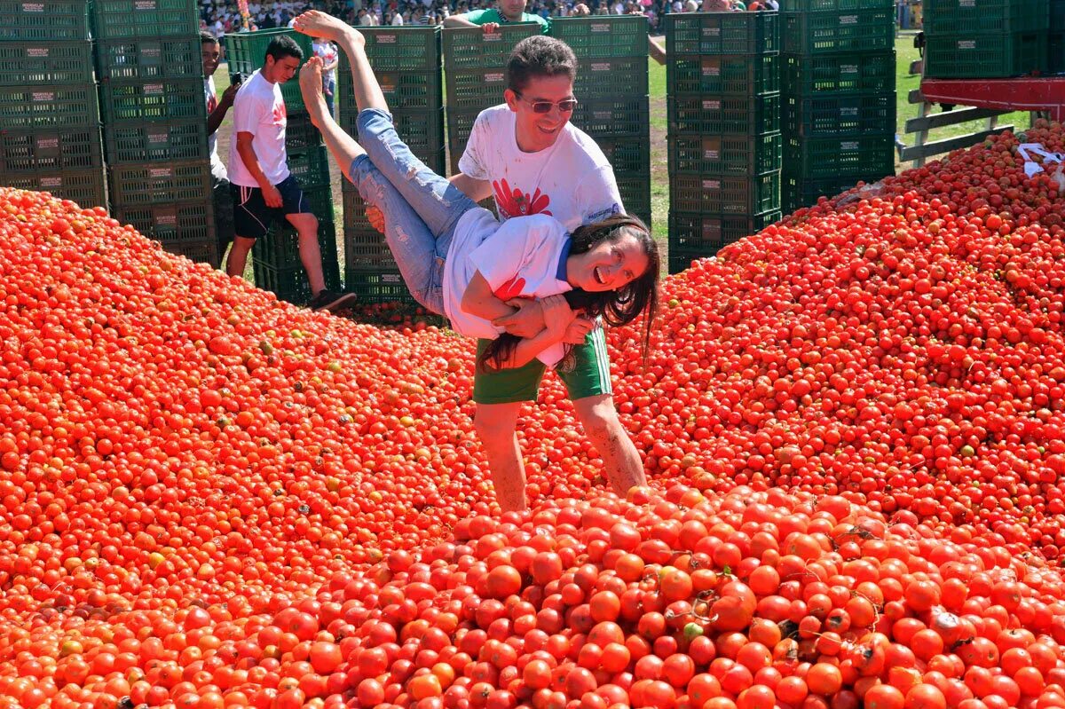 Фестиваль Томатина в Испании. Фестиваль помидоров, Испания (la Tomatina). Tomatina праздник праздник в Испании. Кидать фрукты