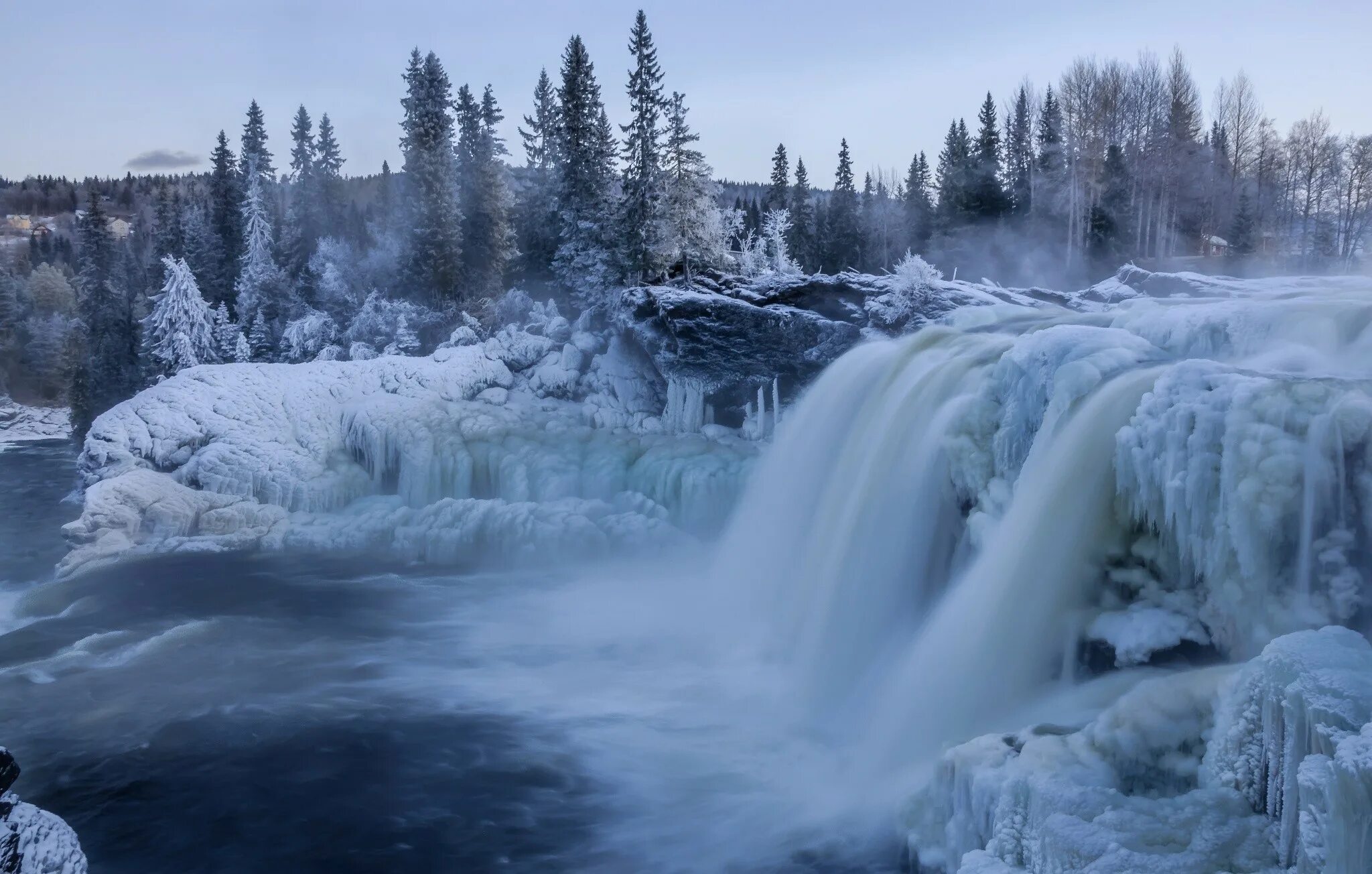 Снег замерзшая вода. Рускеальские водопады зима. Замерзшие водопады в Карелии. Водопады Ахвенкоски. Водопады Ахвенкоски зима.