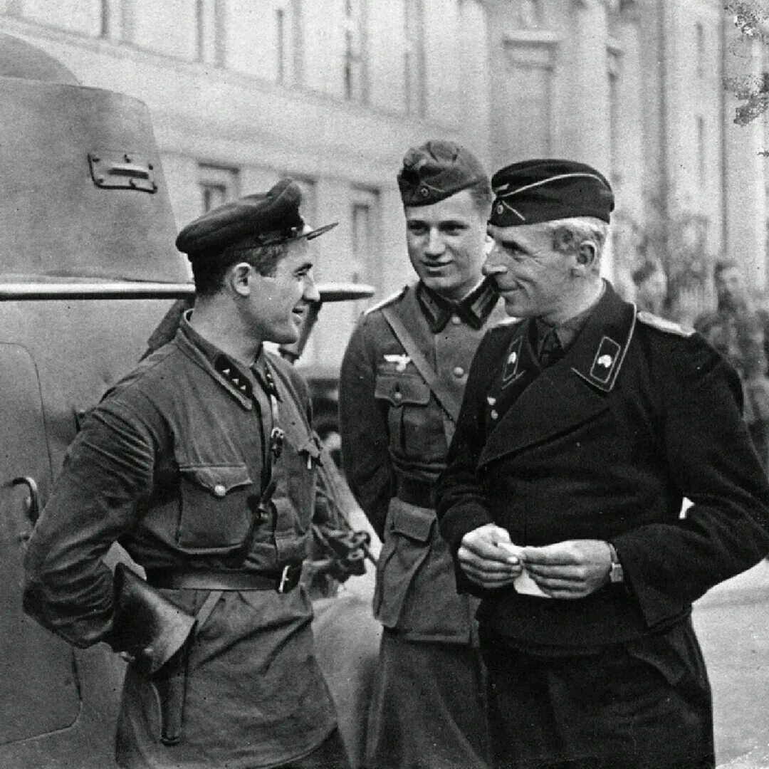Парад советских и немецких. Советские и немецкие солдаты в бресте 1939. немцы и ркка в бресте 1939. советские и немецкие солдаты в польше 1939. встреча советских и немецких солдат в польше 1939.