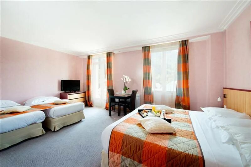 Четырехместный номер в гостинице. Четырехместный номер гостинице фото. Многоместный номер в гостинице. Четырехместный номер. Четырехместный номер в гостинице.