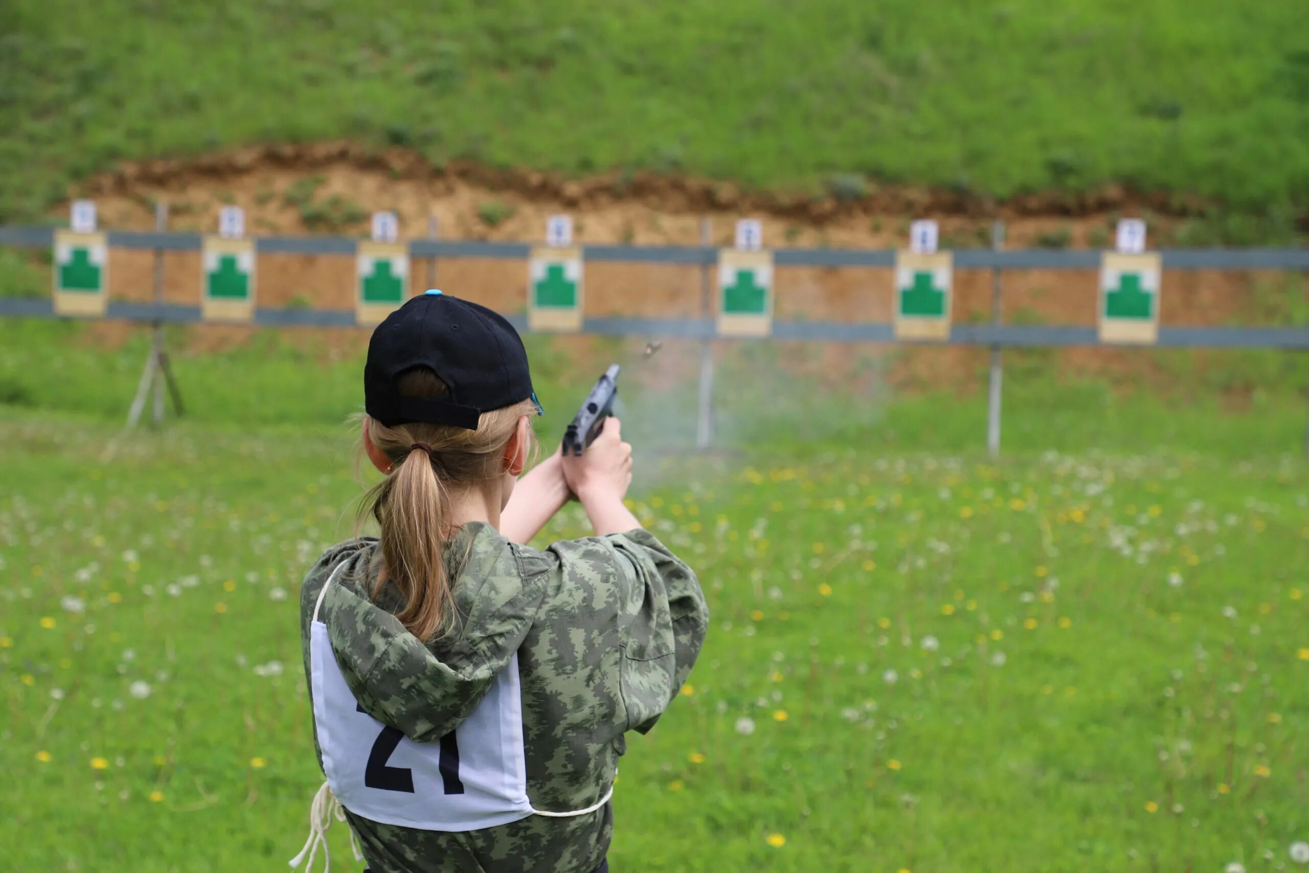 Стрельба из макарова. Хват пистолета. Прошло по стрельбе. Полигон с мишенями. Прошло по стрельбе.