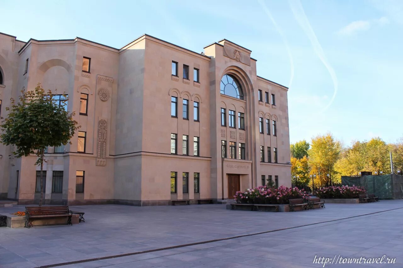 Армянский центр в москве. Культурный центр посольства армении. армянская церковь майкоп. армянский культурный центр в москве. культурный центр армянской общины.
