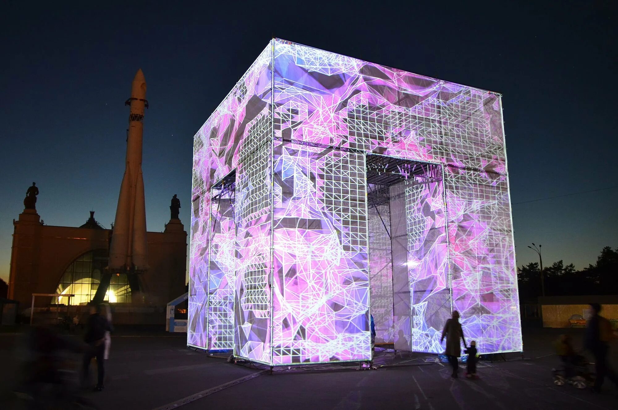 P cube. Павильон искусств temporary Art Pavilion. Светодинамический куб парк Горького. Иммерсивная инсталляция. Архитектурная инсталляция.